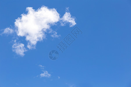 蓝色天空背景白云阳光明媚的夏日或春雨云图片