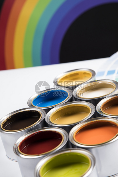彩色油漆罐创造概念图片