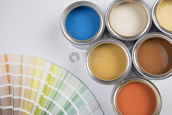 彩色油漆罐创造概念图片