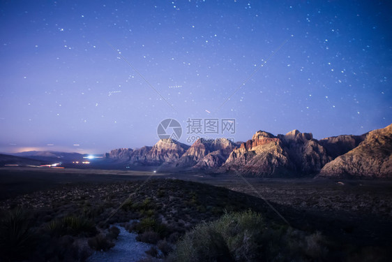 日落时在拉斯维加附近的红岩峡谷拍摄长距离图片