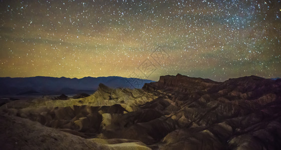 在山谷观测一望无垠的星空背景图片