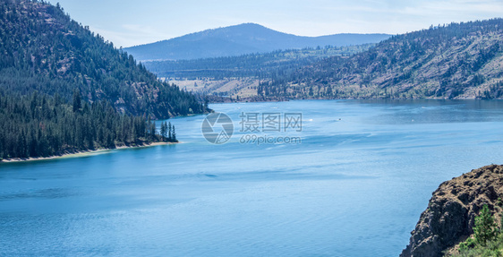 Columbia河流景象在一个美丽的阳光明媚日子图片