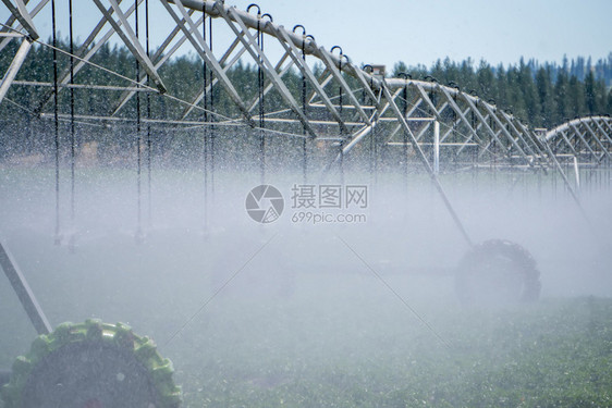 阳光明日的农田灌溉设备图片