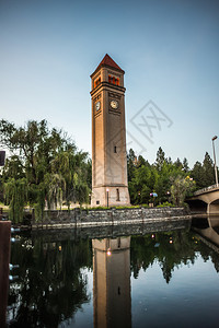 带有钟塔的河边公园spokane河图片