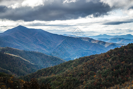 蓝色山脊公园路的蓝色山丘风景图片