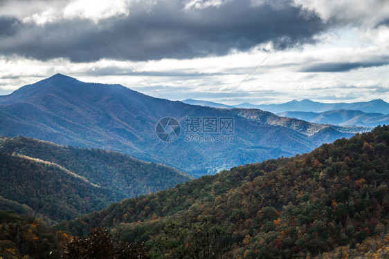 蓝色山脊公园路的蓝色山丘风景图片