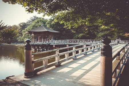 日本奈良公园湖面上的ukimido亭日本奈良公园水上的ukimido亭图片