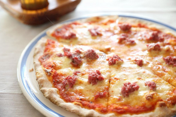 以意大利香肠菜和香肠自制的比萨饼图片