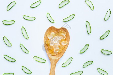 白底皮上的aloevra切片vera是一种流行的药用植物于健康和美貌图片