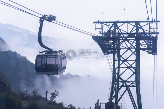 在山间云雾中的电缆车图片