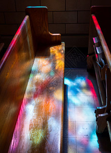 从彩色玻璃窗的灯光照亮教堂过道上的彩色玻璃窗光线图片