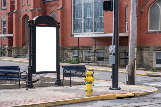 空广告牌准备在典型的美国市中心街道上复制空间信息或广告在西弗吉尼亚镇中心垂直广告牌带有或信息空间的复制图片