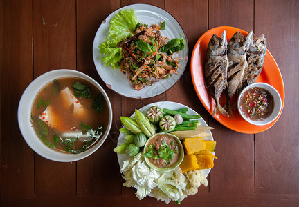 餐桌上的午餐食物图片