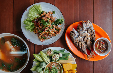 餐桌上的午餐食物图片