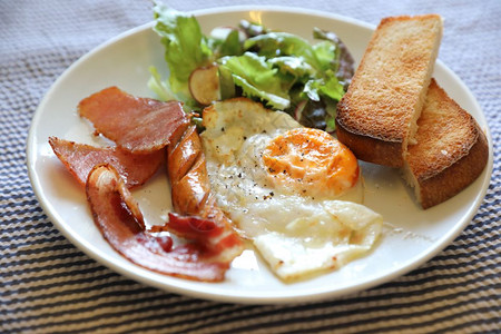 英式早餐煎蛋加培根香肠面包块图片