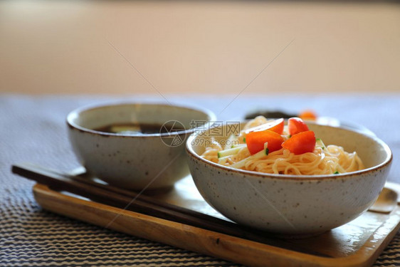 冷面日本食菜风格图片