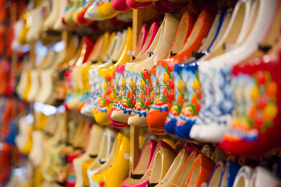 多色纪念品彩达奇木制鞋在商店里滑板图片