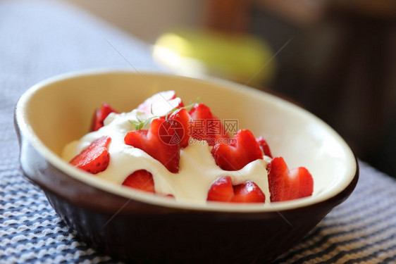 近视图餐桌上草莓奶油甜点图片