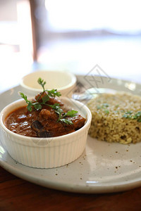 马萨拉咖哩面条带意大利米饭的印度食品图片