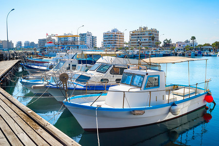 装有白色锚泊游艇和机动的海滨渡背景的Larnc市风景Cyprus图片