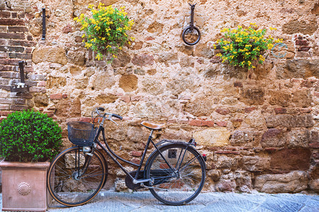 自行车站在意大利老城的空街上图片
