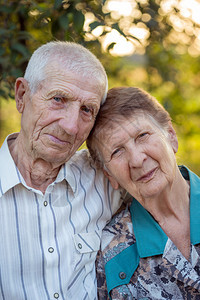 已婚夫妇微笑着的祖父母在花园中微笑的老年男子和妇女的肖像快乐老年图片
