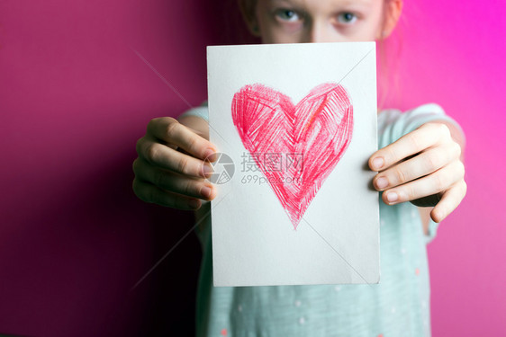 在情人节那天带着一颗心抱快乐的姑娘带着一心的画图片