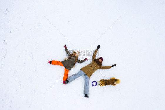 母亲和女儿躺在雪上图片