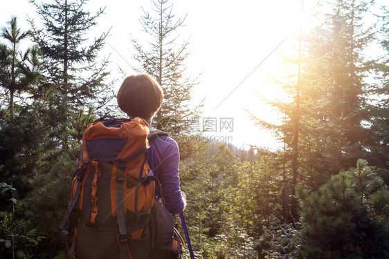 游客女孩站在山顶帐篷附近图片