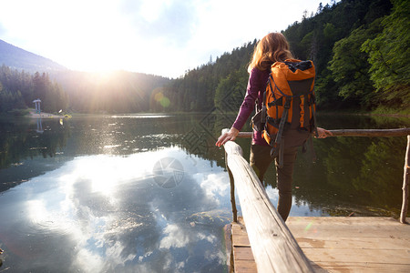 在一个山湖的旅游女孩与喀尔巴阡病乌拉茵图片