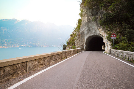 洞穴里一条独特而风景优美的道路图片