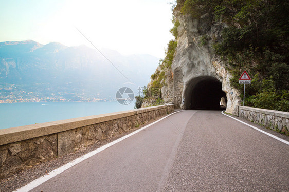 洞穴里一条独特而风景优美的道路图片