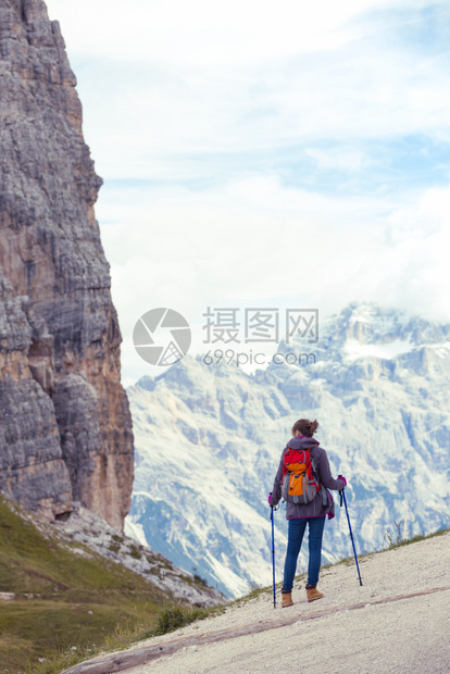 在山上登的少女远足者意大利人图片