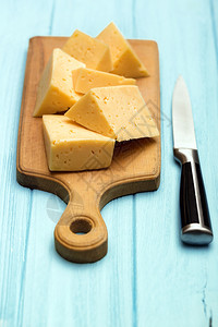 蓝色背景切板上的奶酪背景图片