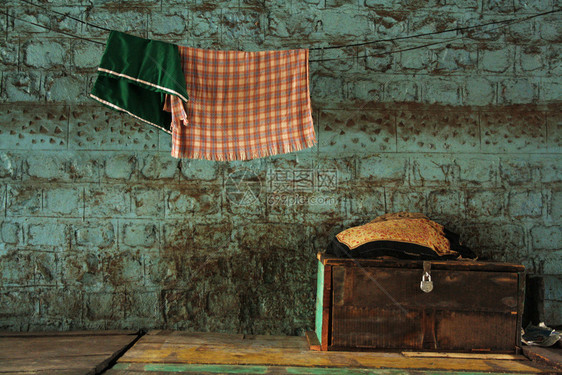 旧的手提箱和挂毛巾平子印地安人旧的手提箱挂毛巾蓬子图片
