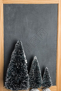 空白乡村圣诞黑板板岩与圣诞树准备为您的季节问候带复制空间的俯视图图片