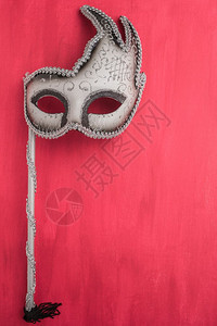 红色纹身背景上的彩色狂欢节面具带有戏剧概念的面具带有复制空间的顶视图图片