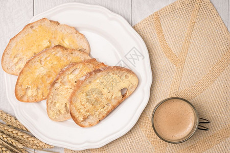 新鲜面包自制黄油和木咖啡上面有复制空间图片