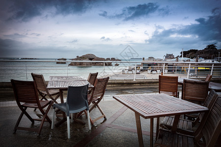 法语以北的三加斯泰尔城的海滩咖啡馆和岸的风景图片