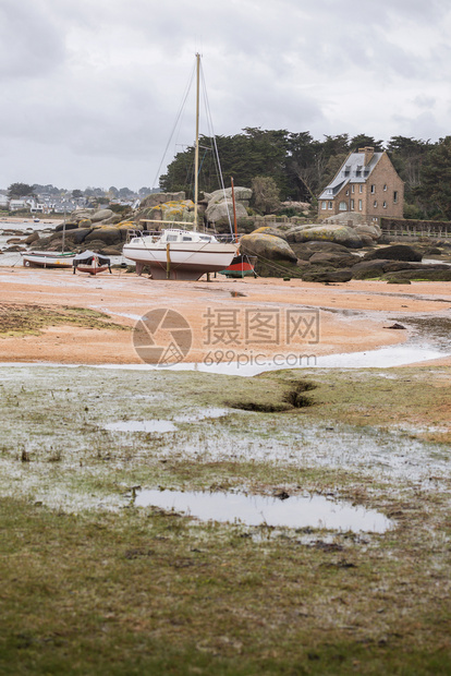 在法国布里塔尼海岸低潮下的船只图片