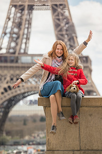 幸福的妈和女儿在法国埃菲尔塔的背景图片