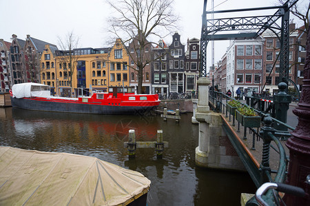 在著名的阿姆斯特丹市内黑地的美丽街道桥梁和通图片