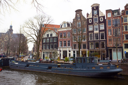 美丽的街道运河和房屋在著名的城市阿姆斯特丹内地的水上图片