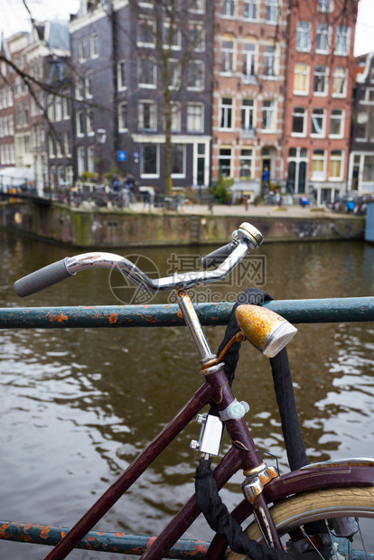 旧式自行车站在一条阿姆斯特丹街上尼黑兰图片