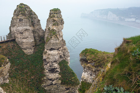 在阴云的一天古典悬崖上美丽的风景图片