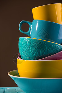 亮度陶瓷蓝色黄和粉的杯碗图片