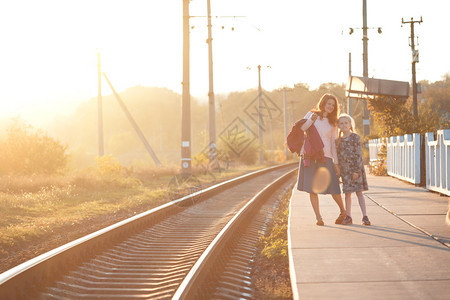 母亲和女儿等待火车的到来图片