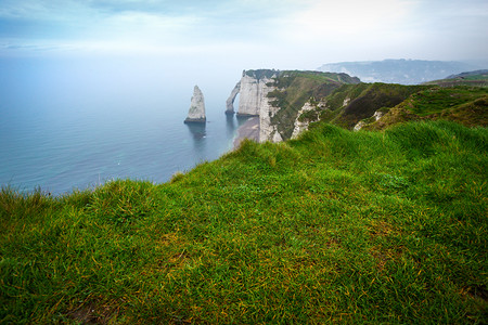在阴云的一天古典悬崖上美丽的风景图片