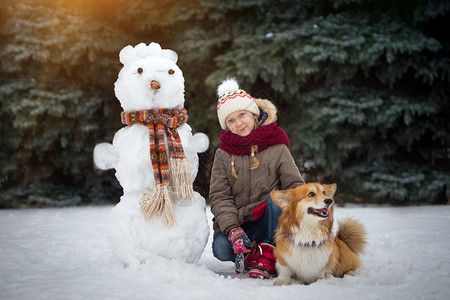 雪人美丽的金发女孩和狗狗图片