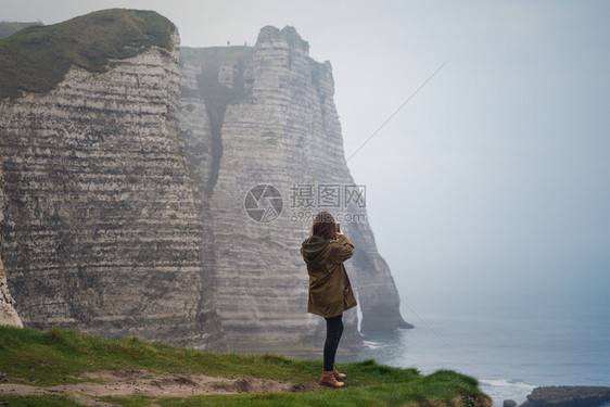 女孩站在岩石边缘古典中图片